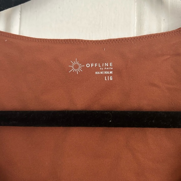 Aerie Offline Brown Cropped Workout Long Sleeve Ribbed Top with Removable Cups - Picture 2 of 4